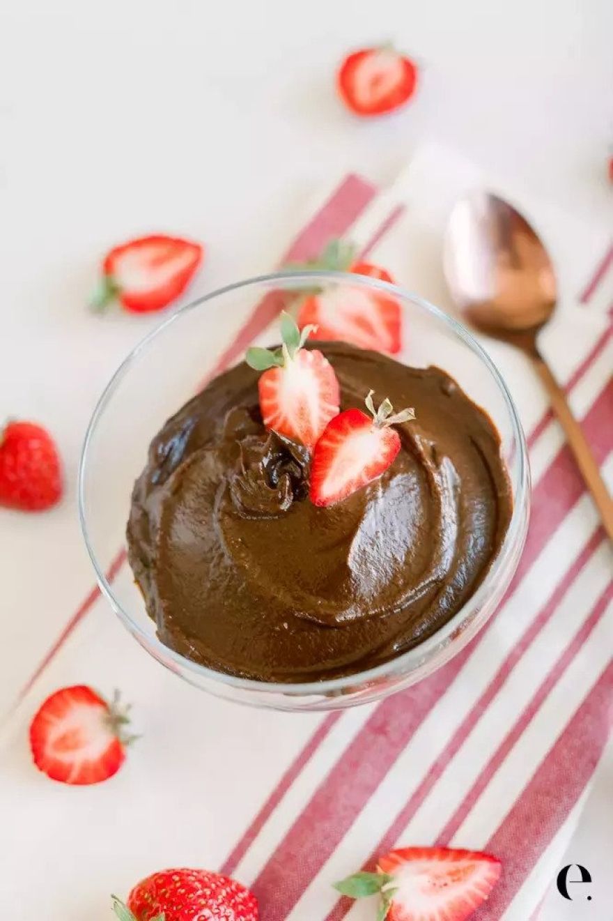 Avocado mousse σοκολάτας με φράουλες